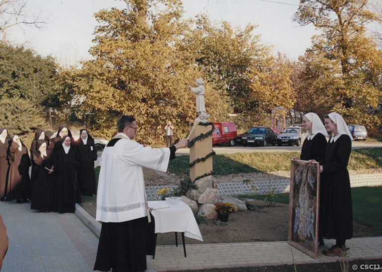 Poświęcenie figury Dzieciątka Jezus i obrazu Matki Bożej Wniebowziętej w Domu Pamięci w Marszowicach